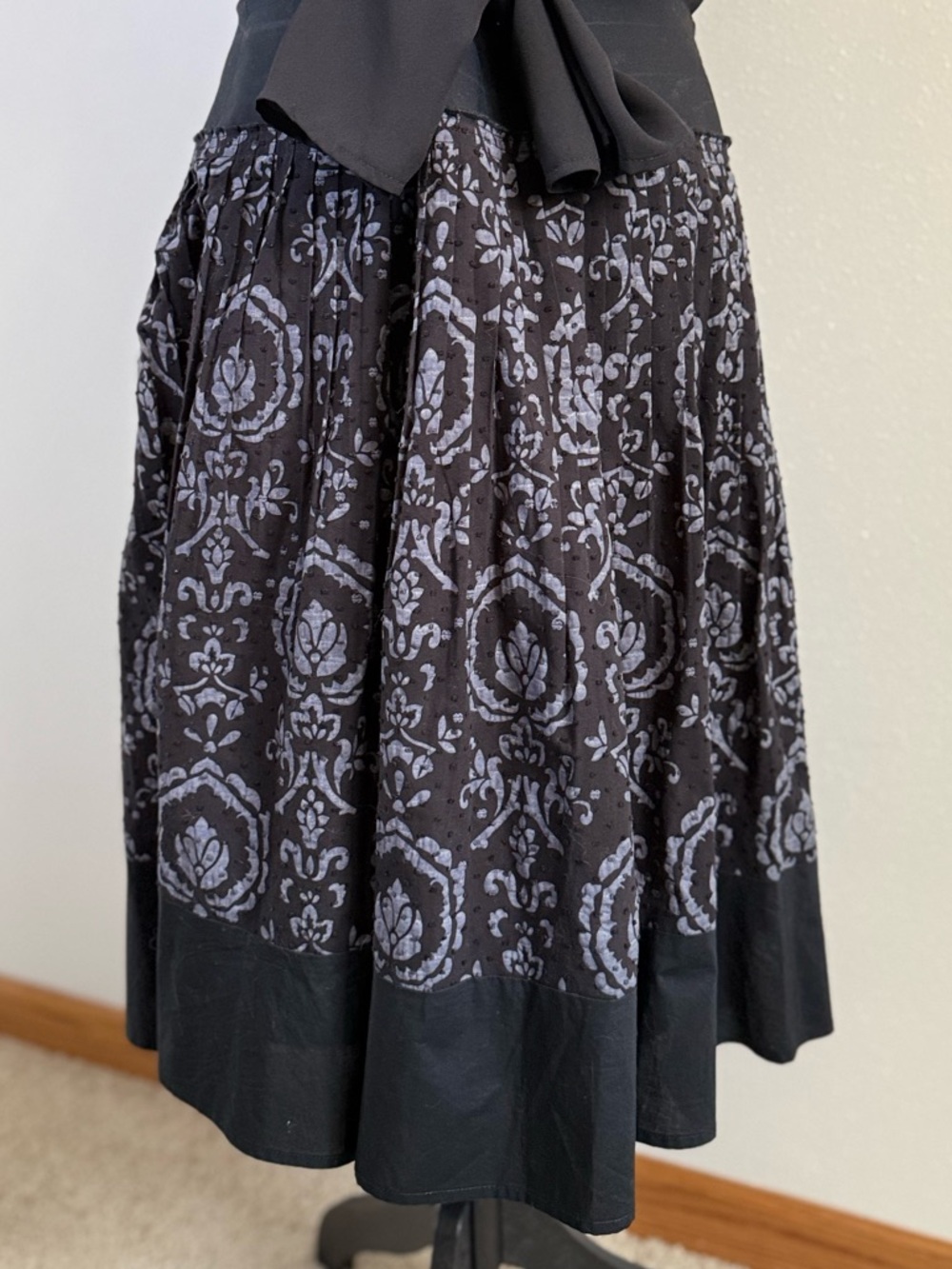 LOFT Black Gray Print Skirt Size 10 Cotton Pleated A-Line Midi - Picture 4 of 10